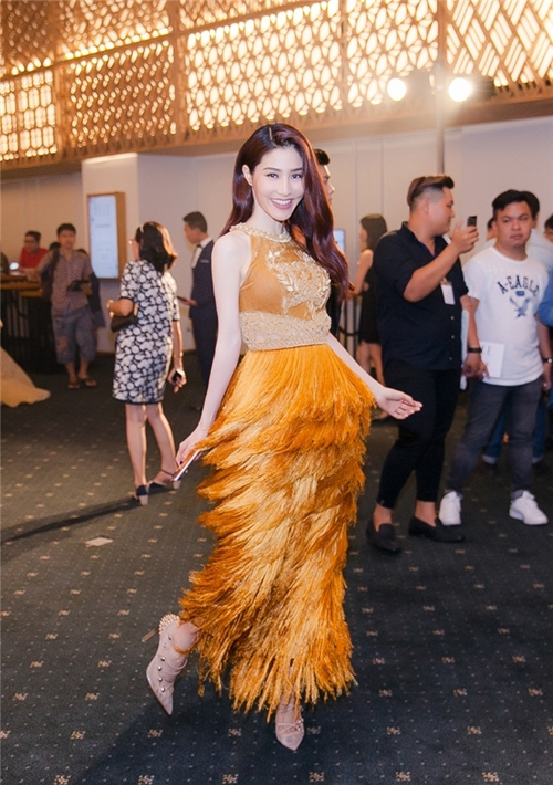 sao-viet-me-man-voi-thoi-trang-tua-rua